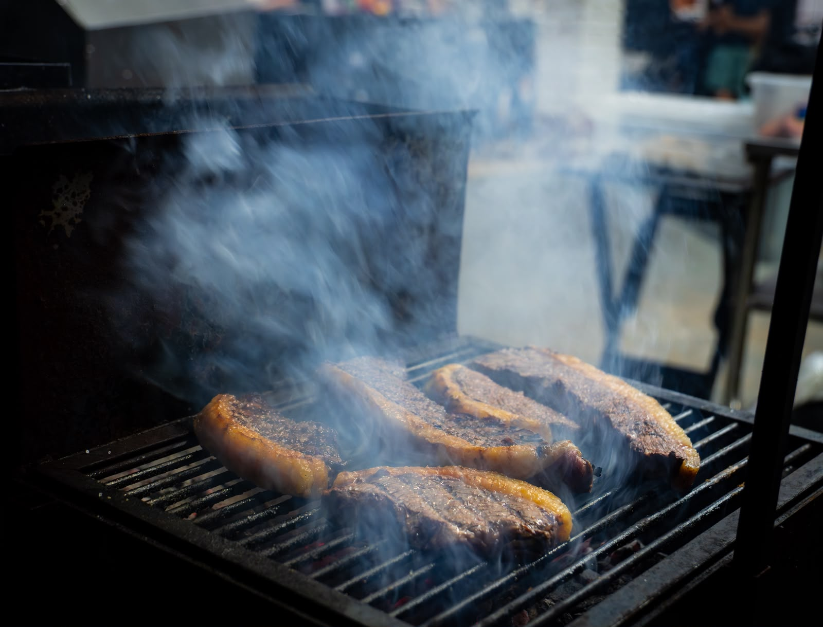 Carne na brasa com fumaça Guerreiros Grill