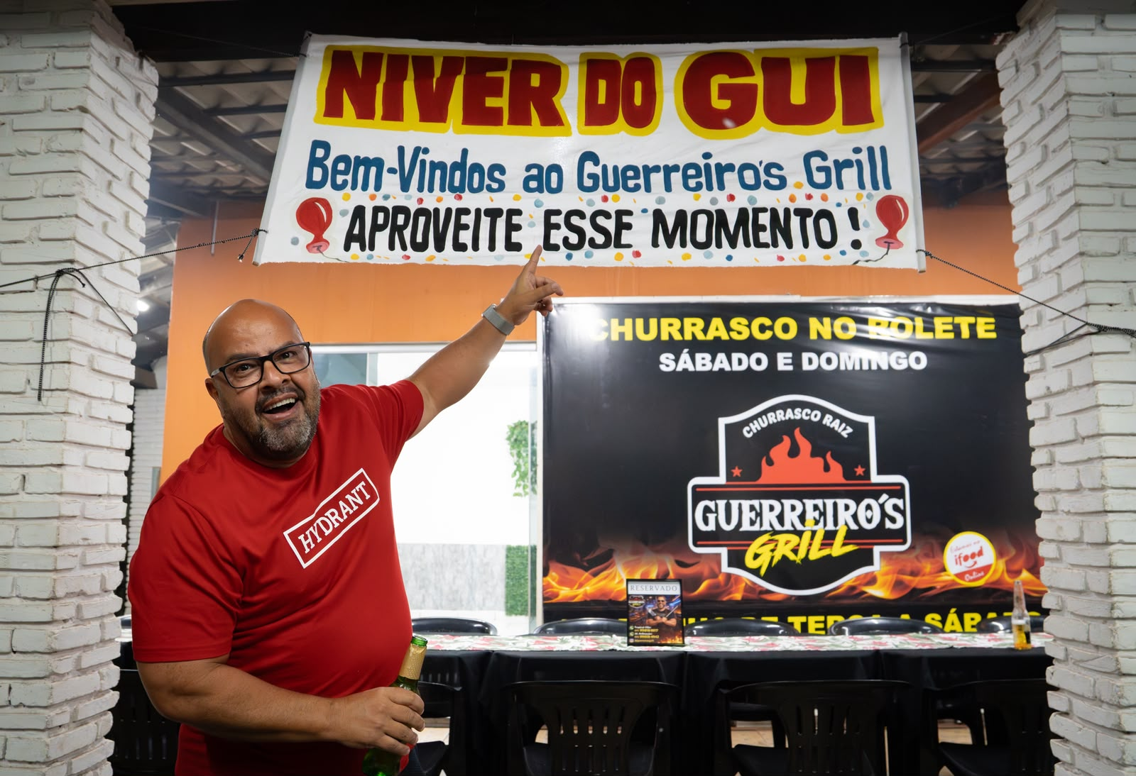 Cliente comemorando no Guerreiros Grill