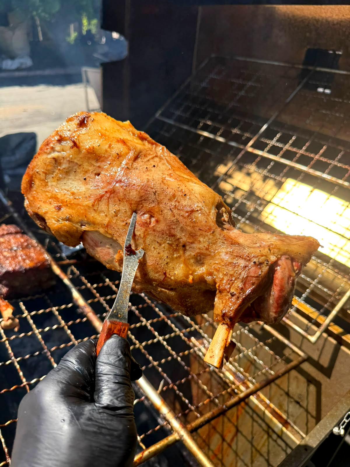 Paleta de cordeiro assada na brasa - Guerreiros Grill