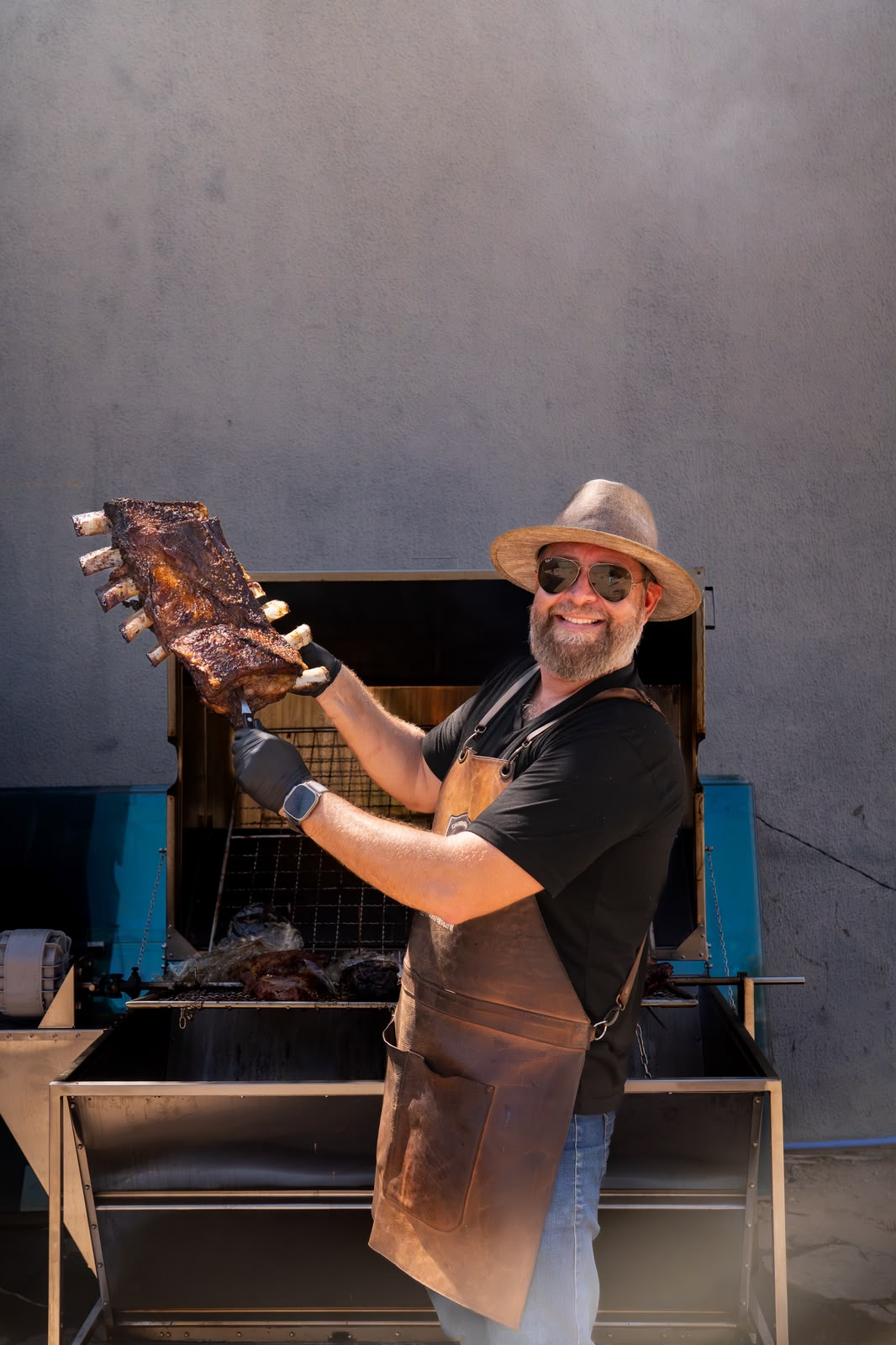 Chef Guerreiros Grill preparando a costela na brasa